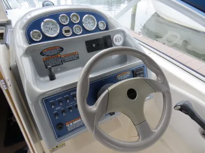 stuurconsole en dashboard van boot
