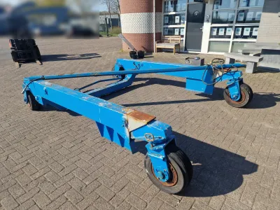 blauwe bokkenwagen op parkeerplaats