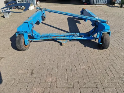 blauwe bokkenwagen op bestrating