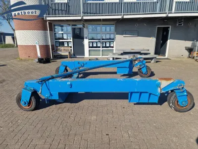 blauwe hydraulische bokkenwagen buiten