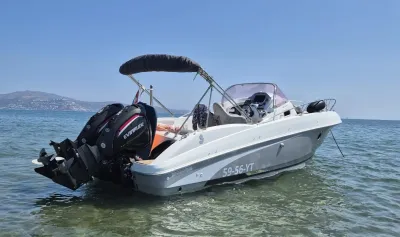 motorboot in ondiep water bij kust