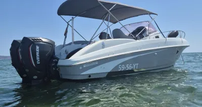 motorboot op het water bij zonnig weer