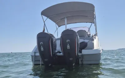 achterzijde van een motorboot op zee