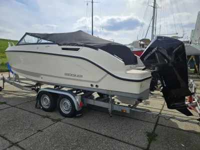 cuddy-sloep op trailer bij jachthaven