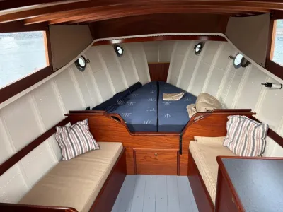 kajuitinterieur met voorpiek en zitbanken