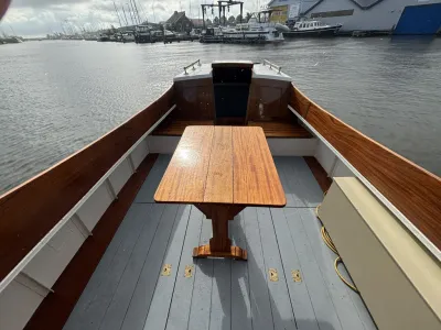 open kuip met houten tafel
