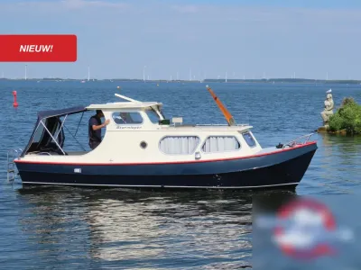 kleine motorboot op het water