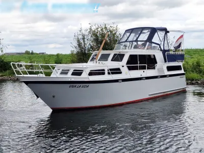 wit motorjacht op water