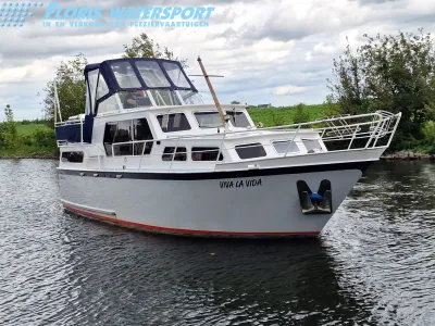 motorboot op water bij groene oever