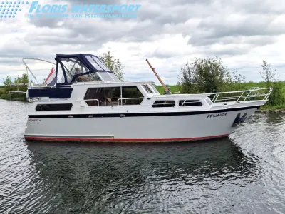 motorjacht in het water bij oever