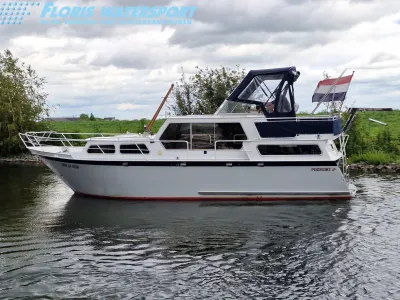 motorjacht zijaanzicht in het water