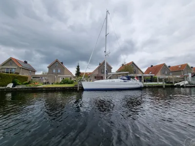zeiljacht aangemeerd bij woonhuizen
