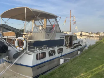 motorjacht afgemeerd in jachthaven