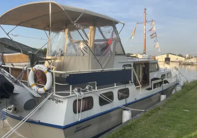 motorjacht afgemeerd in jachthaven