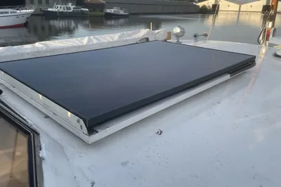 zonnepaneel op dek van boot in haven