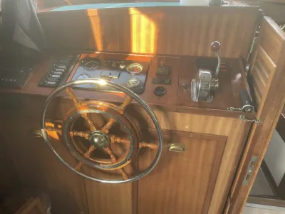 stuurstand met houten stuurwiel en bedieningspaneel