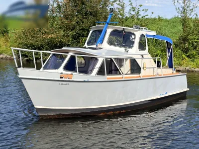 klein kajuitbootje op het water