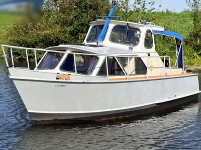 klein kajuitbootje op het water