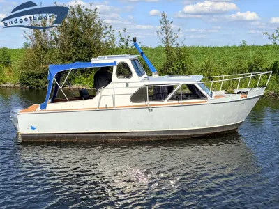 kleine kajuitboot varend op een kanaal