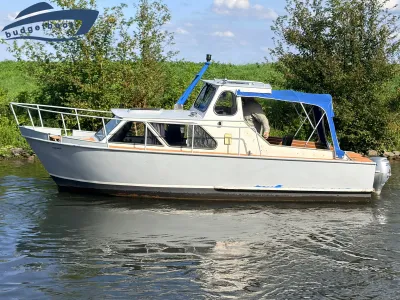 klein kajuitbootje op het water