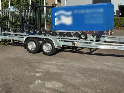 boottrailer op parkeerplaats met blauwe kap