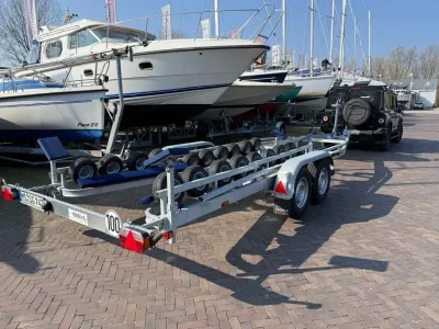 boottrailer op erf met boten