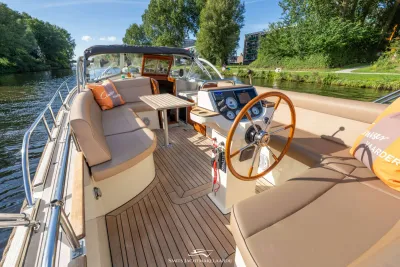 cockpit van een motorjacht in een rivier