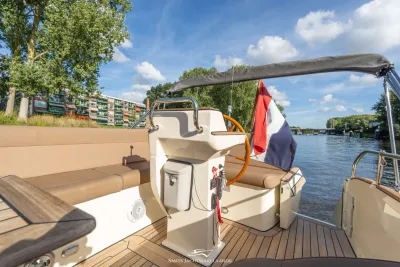 cockpit met stuur en vlag in kanaal