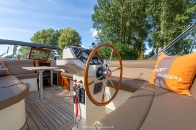 stuur en kuip van een motorboot