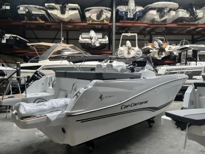 boot in binnenopslag met andere boten