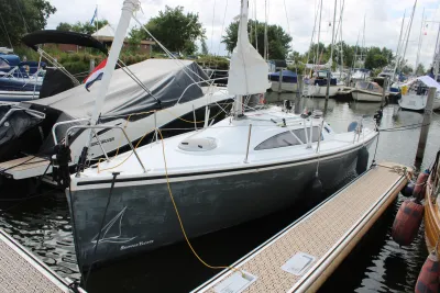 zeilboot afgemeerd in jachthaven