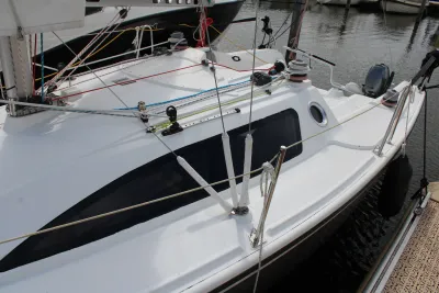 zeilboot dek en kajuit in haven