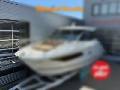 sportcruiser op trailer bij bedrijfspand