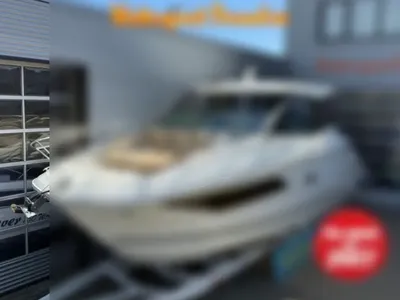 sportcruiser op trailer bij bedrijfspand