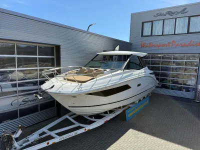 motorboot op trailer bij showroom