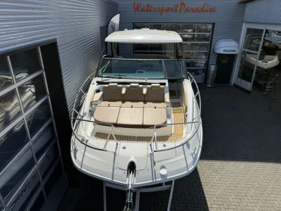 voorkant van motorjacht bij showroom