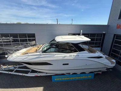 motorboot op trailer bij showroom