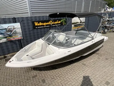 bowrider boot op parkeerterrein voor showroom