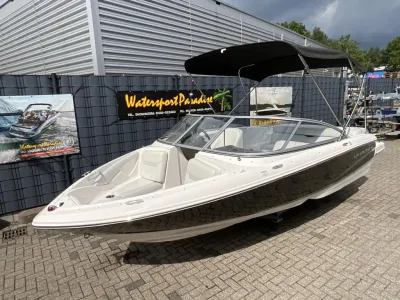 bowrider op parkeerplaats bij showroom