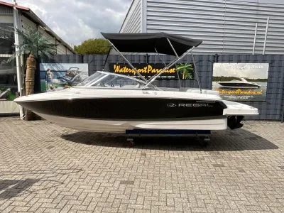 bowrider buiten bij showroom