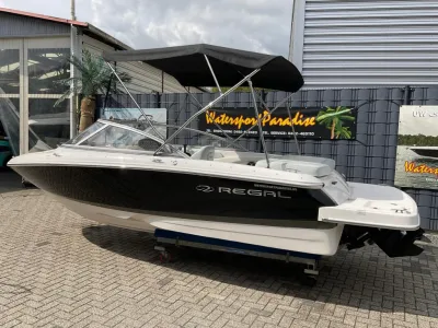 Boot met biminitop op parkeerplaats