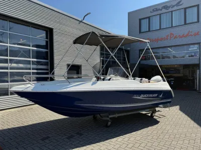 consoleboot op trailer voor bedrijfsgebouw