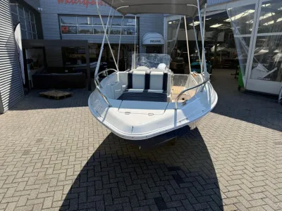 consoleboot met bimini, vooraanzicht