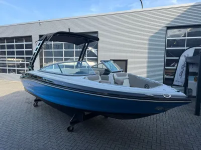 bowrider op trailer bij showroom