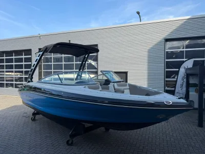 Bowrider op trailer bij bedrijfspand