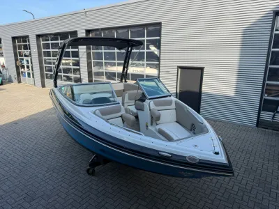 bowrider op trailer voor bedrijfsgebouw