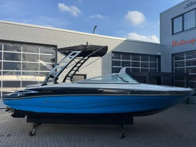 blauwe bowrider op wal bij showroom
