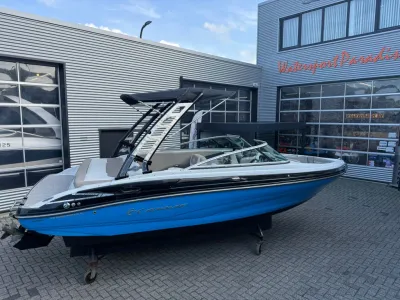 blauwe bowrider buiten bij showroom
