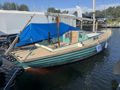 klassieke houten zeilboot in haven