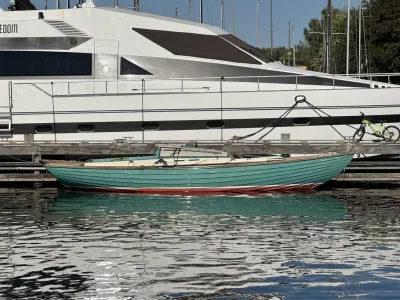 groene houten boot aangemeerd bij steiger